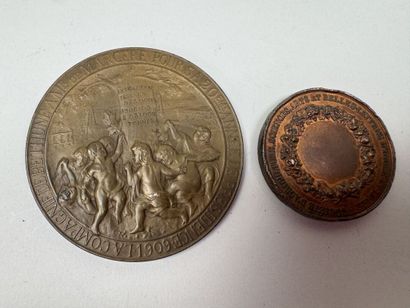 Grande médaille en bronze figurant 