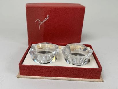 BACCARAT.
Paire de salerons en cristal moulé...