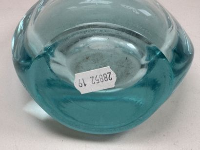 DAUM.
Vase en cristal teinté bleu.
Estampillé.
H....