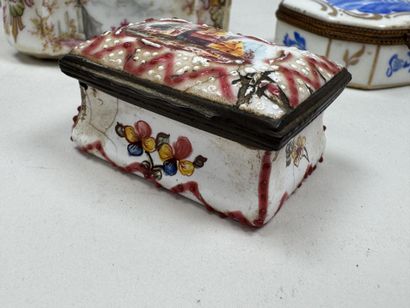 Trois petites boites piluliers en porcelaine...