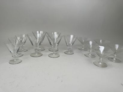 SAINT LOUIS.
Partie de service de verres...