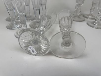 12 flutes à champagne en cristal.
H. 16,...