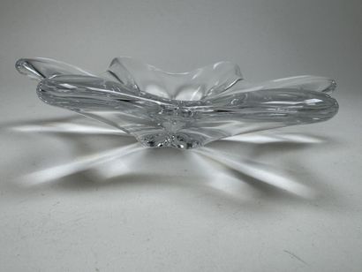 BACCARAT.
Coupe en forme d'étoile en cristal.
Estampillée.
6...