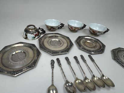 INDONESIE, XXe.
Lot en porcelaine polychrome...