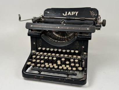 JAPY
Black lacquered cast-iron typewriter.
26...