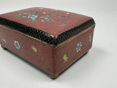 ASIE, XXe.
Coffret rectangulaire en laiton...