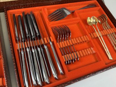 Partie de ménagère en inox comprenant :
-...