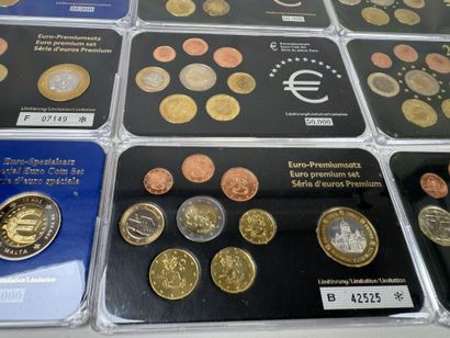 12 coffrets numismatique de pièces en Euro...