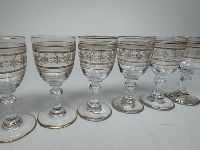 Série de 8 petits verres sur pied à liqueur...