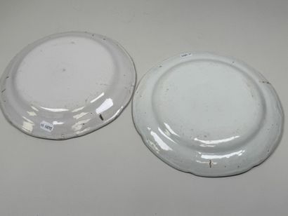 Deux assiettes en faïence polychrome à décor...