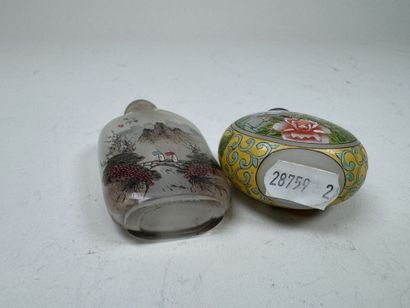 CHINE, XXe.
Deux tabatières en verre à décor...