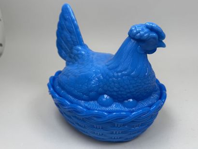 Bonbonnière en opaline bleue figurant une...