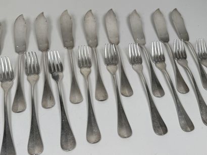 Série de 12 couverts à poisson en métal argenté,...