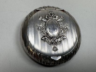 Petite boite poudrier en argent à décor d'un...