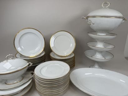 Deux parties de service en porcelaine blanche...
