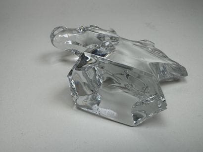 BACCARAT.
Molded crystal paperweight decorated...