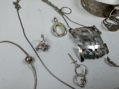 Lot de bijoux fantaisies en argent ont colliers,...