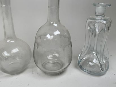Ensemble de 4 carafes ou carafons en verre...
