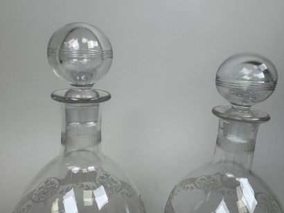 Deux carafes en verre à décor gravé de médaillons...