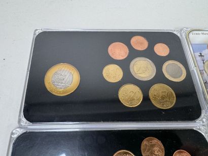 12 coffrets numismatique de pièces en Euro...