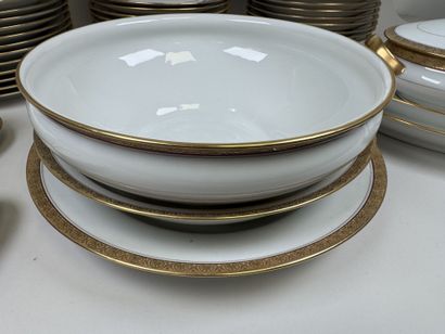 LIMOGES, 20th century.
A substantial dinner...
