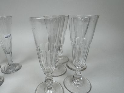 12 flutes à champagne en cristal.
H. 16,...