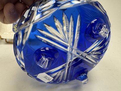 Lot comprenant :
- une coupe tripode en cristal...