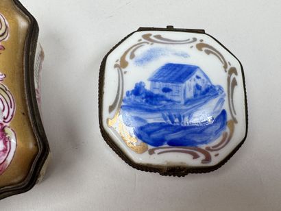 Trois petites boites piluliers en porcelaine...