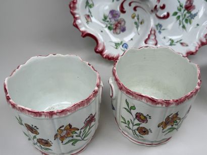 Set of fine polychrome earthenware pieces...