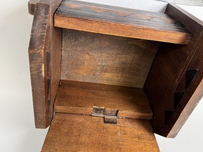 Set consisting of:
- A large, molded, polychrome...