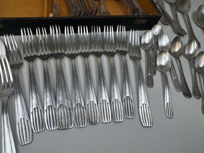 Diverses parties de ménagères en métal argenté...