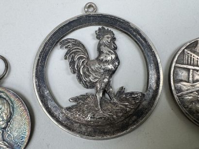 6 médailles dont 2 en pendentifs en argent,...