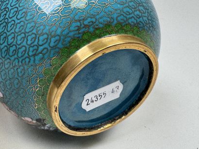 ASIE, XXe.
Vase balustre en émail cloisonné...