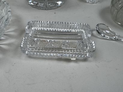 Grande bonbonnière en cristal taillé à décor...