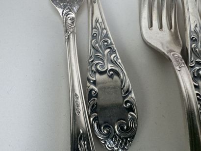 Partie de ménagère en métal argenté, modèle...