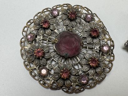 Deux broches fantaisie en métal ajouré, l'une...