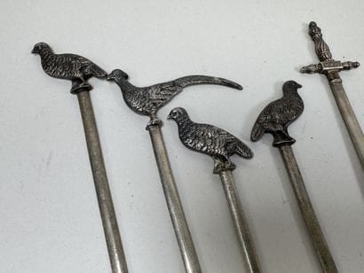 WISKEMANNE.
20 silver-plated skewers, including...