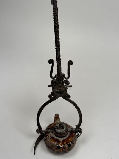 Petite lampe à huile en faïence polychrome,...
