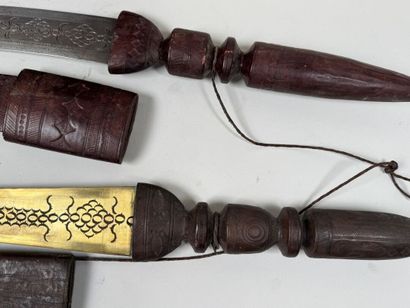 Set consisting of:
- A large, molded, polychrome...