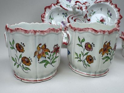 Set of fine polychrome earthenware pieces...