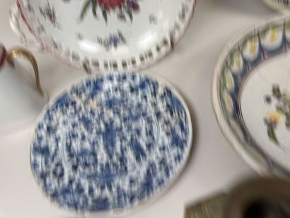 Lot en faïence polychrome comprenant :
-...