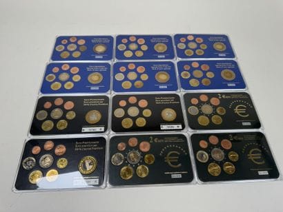 12 coffrets numismatique de pièces en Euro...