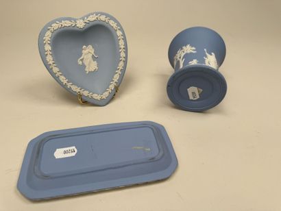 WEDGWOOD.
3 pièces de forme en porcelaine...