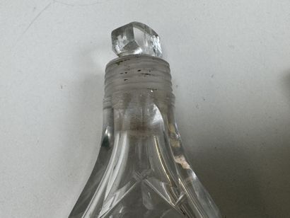 Deux flacons à sel en cristal taillé, l'un...