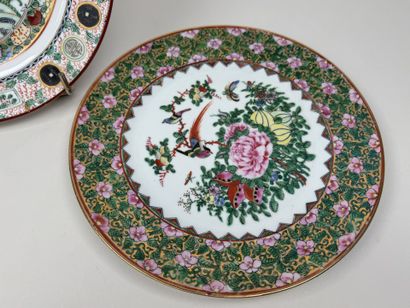 CHINE, XXe.
Deux assiettes en porcelaine...