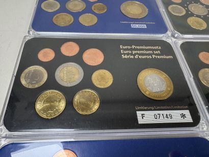 12 coffrets numismatique de pièces en Euro...