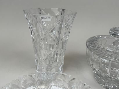 Grande bonbonnière en cristal taillé à décor...