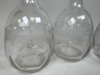 4 carafes en verre pouvant former 2 paires...