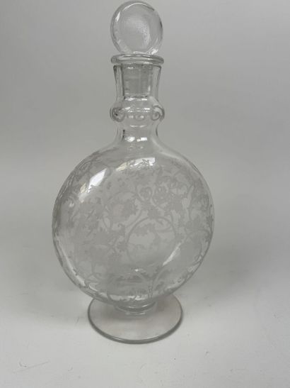 BACCARAT.
Carafon en cristal à décor gravé...