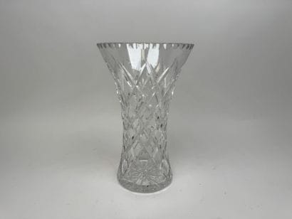 Vase en verre taillé à décor de motifs géométriques.
H....